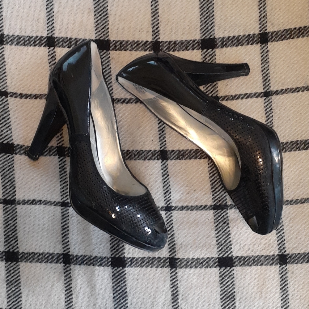 Tahari Hanna Peep Toe Heels